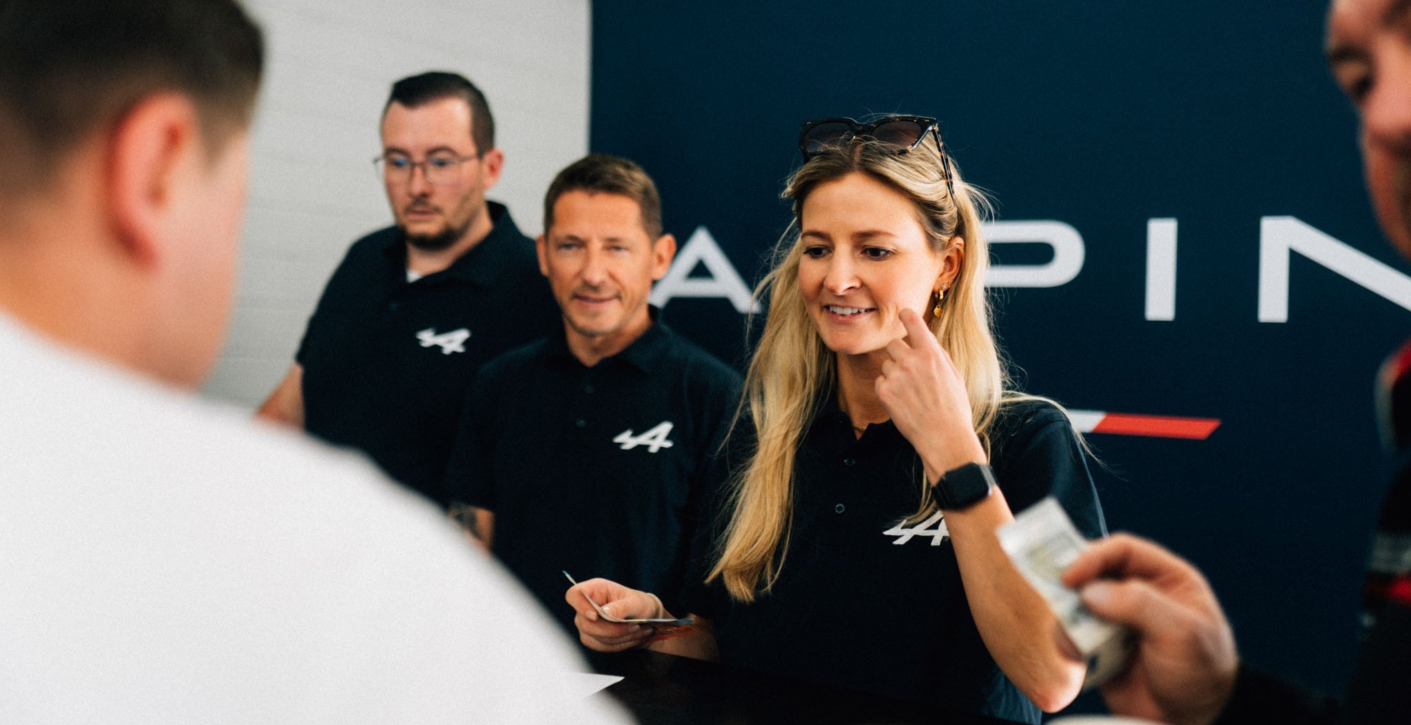 [Translate to Französisch:] Schöne Frau bei der Einschreibung für die Alpine A110 Track Experience