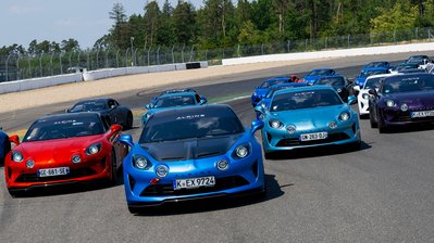 Alpine A110S, A110GT und A110R auf dem Hockenheimring vor der Mercedes Tribüne