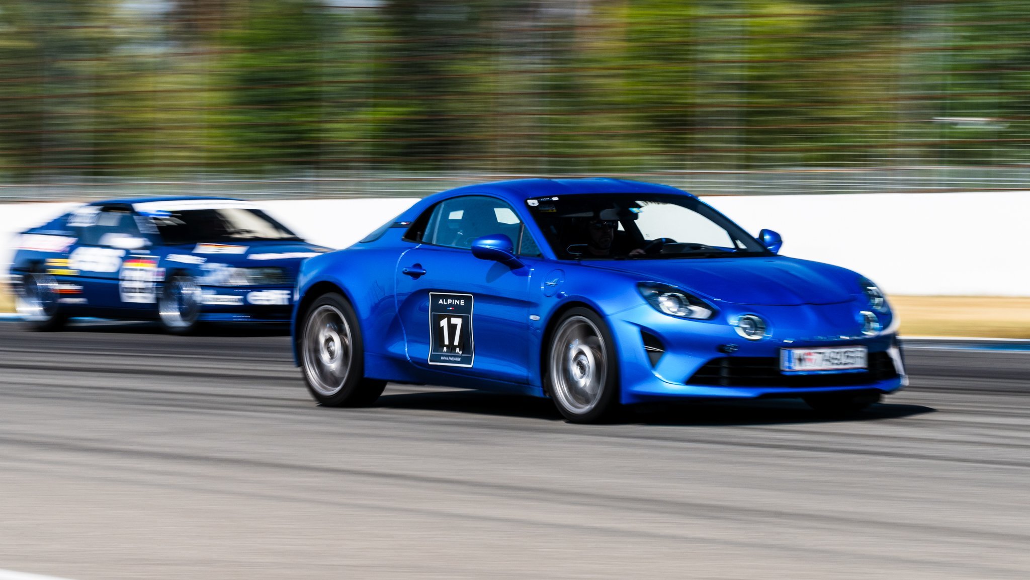 [Translate to Französisch:] Alpine A110 beim Überholen auf der Rennstrecke von einer Alpine A310